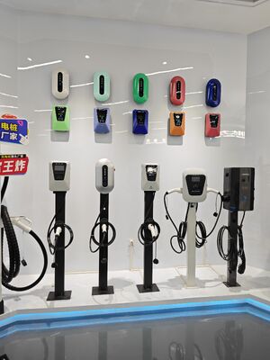 Pengisi Daya EV AC 7kW yang Dipasang di Dinding 32A 220V Layar Sentuh 4,3 Inci Penggunaan Garasi Rumah